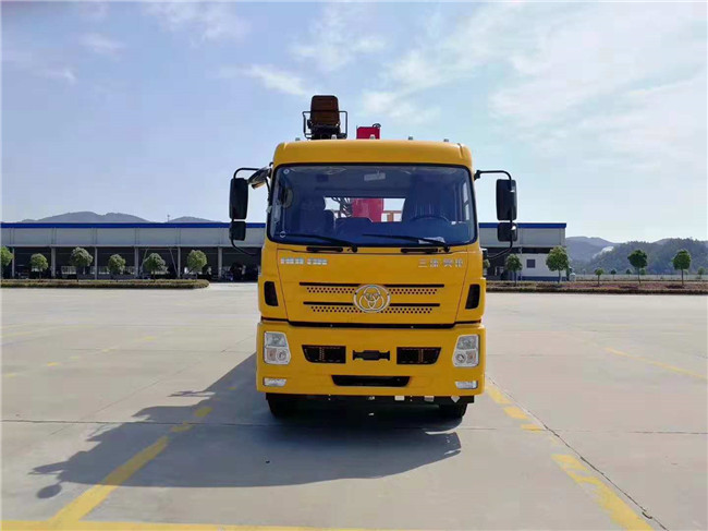 三環(huán)后八輪短軸距隨車吊，駕駛室前臉外觀