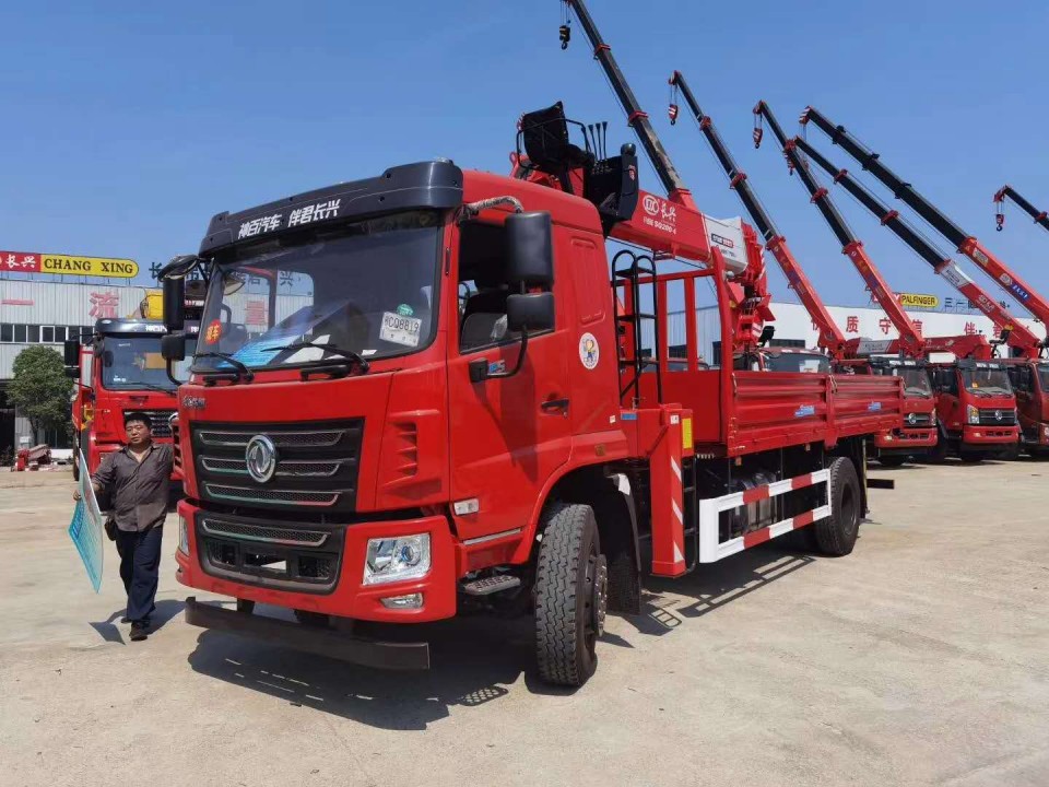 柳汽前四后八隨車吊（12-14噸吊機）